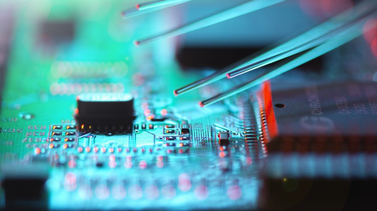 Mehrere Glasfasern berühren eine elektronische Leiterplatte mit leuchtenden Schaltkreisen und Bauteilen.