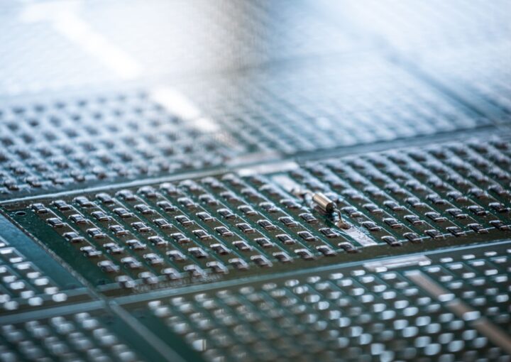 Nahaufnahme mehrerer grüner Leiterplatten mit zahlreichen kleinen elektronischen Bauteilen.