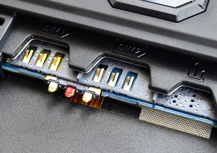 Nahaufnahme eines SIM-Karten- und Speicherkarten-Slots eines elektronischen Geräts. Sichtbar sind mehrere Steckplätze mit goldenen Kontakten, darunter zwei SIM-Schächte und ein SD-Kartenslot. Auch Antennenanschlüsse sind zu sehen.