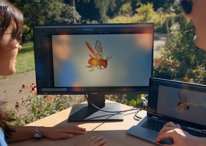 Zwei Personen arbeiten im Freien an einem Tisch mit Laptop und externem Monitor, auf dem eine 3D-Visualisierung einer Biene zu sehen ist; oben links ist das Logo von terahertz.NRW eingeblendet.