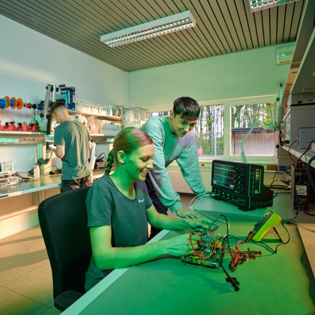 Junge Forschende arbeiten in einem Elektroniklabor an einer Schaltung – Praxisnahes Lernen mit moderner Messtechnik.