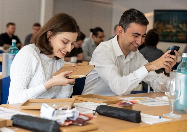 Teilnehmende freuen sich über ihr Willkommenspaket bei einer Veranstaltung von terahertz.NRW.