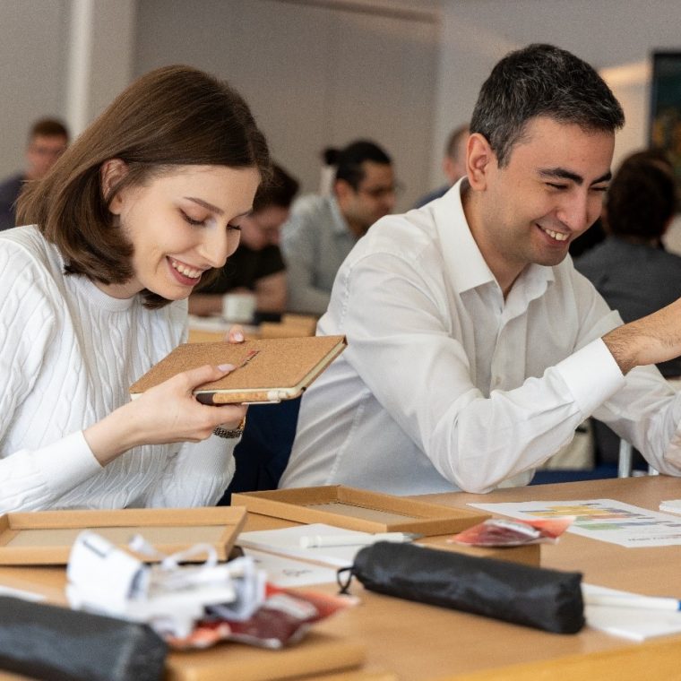 Teilnehmende freuen sich über ihr Willkommenspaket bei einer Veranstaltung von terahertz.NRW.