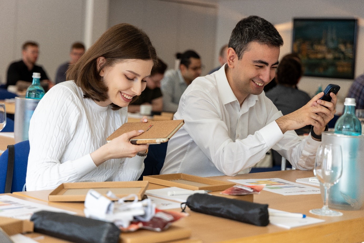Teilnehmende freuen sich über ihr Willkommenspaket bei einer Veranstaltung von terahertz.NRW.