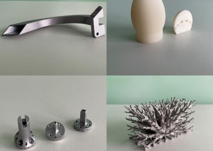Vier Fotos von unterschiedlich geformten Bauteilen aus dem 3D-Druck, teils aus Metall, teils aus Kunststoff. Die Objekte zeigen komplexe Geometrien, darunter technische Komponenten und eine filigrane, korallenartige Struktur. Alle Objekte liegen auf einer hellen Oberfläche.