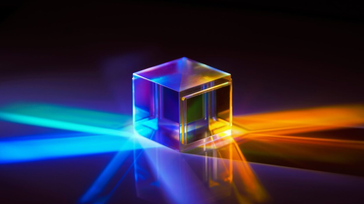 Lichtwürfel auf dunkler Fläche, der Lichtstrahlen in bunten Farben bricht und reflektiert.
