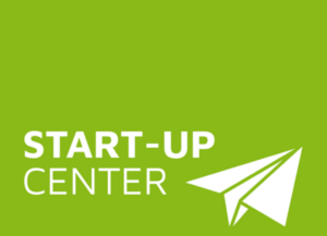 Grünes Logo mit weißer Aufschrift „START-UP CENTER“ und einem stilisierten Papierflieger rechts daneben.
