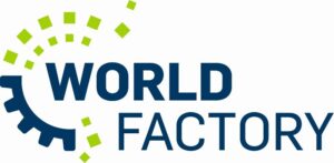 Logo der WORLD FACTORY mit einem stilisierten Zahnrad in Dunkelblau unten links. Aus dem Zahnrad steigen grüne Quadrate in einer Halbkreisform auf. Rechts daneben der Schriftzug „WORLD FACTORY“ in Großbuchstaben und Dunkelblau.