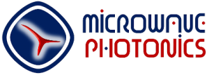 Logo mit dem Schriftzug „Microwave Photonics“ in Blau und Rot, rechts neben einem abgerundeten Quadrat mit abstrakter, rot leuchtender Form auf blauem Hintergrund.